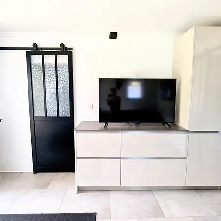 Tranquillity In A Modern Unit *