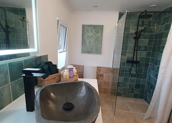 Tranquillity In A Modern Unit Hébergement de vacances