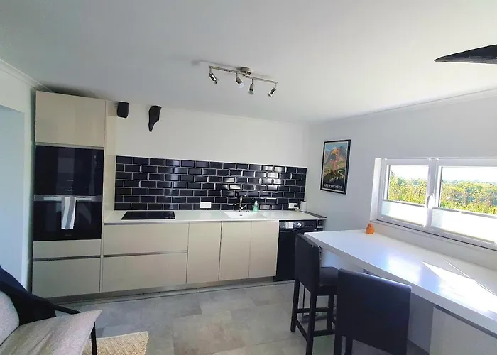 Tranquillity In A Modern Unit * Bazugues